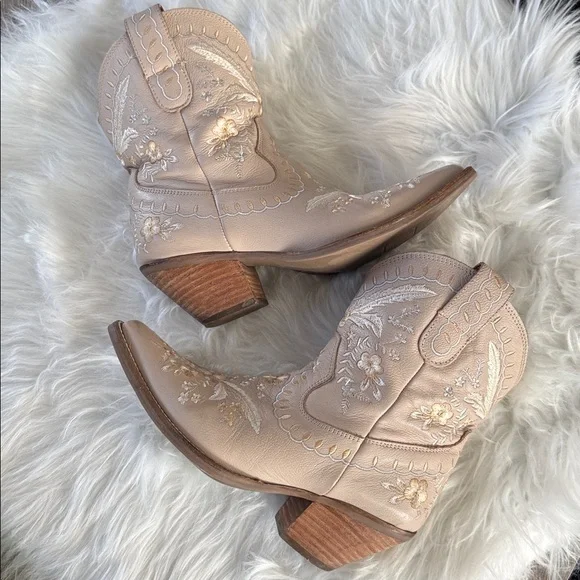 Dingo Floral Embroidered Cream Heeled Boots Sand AS IS size 7.5 - Picture 3 of 16